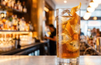 Konjakas kokteiliuose ir deriniuose: griauname mitus kokteilio taurė ant baro