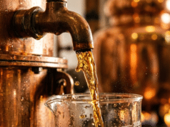 Kaip gaminamas konjakas: terroir, dviguba distiliacija ir ąžuolo magija konjakas pilamas iš varinės statinės į stiklinį indą