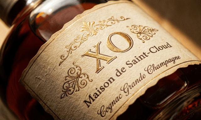 konjako butelio etiketė iš arti