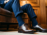 Smulkmenų galia: 3 aksesuarai, kurie išskiria stilingą vyrą iš minios nuotraukoje iš arti matomi vyro kojos, batai kojinės ir kelnės