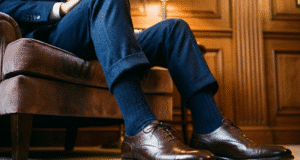 Smulkmenų galia: 3 aksesuarai, kurie išskiria stilingą vyrą iš minios nuotraukoje iš arti matomi vyro kojos, batai kojinės ir kelnės