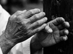 Karatė: Kodėl tai nėra tik sportas vaikams? Grįžtame prie mirtinų Okinavos šaknų Okinavos meistro rankos, karate formoje