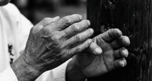 Karatė: Kodėl tai nėra tik sportas vaikams? Grįžtame prie mirtinų Okinavos šaknų Okinavos meistro rankos, karate formoje