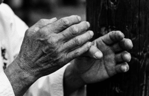 Karatė: Kodėl tai nėra tik sportas vaikams? Grįžtame prie mirtinų Okinavos šaknų Okinavos meistro rankos, karate formoje