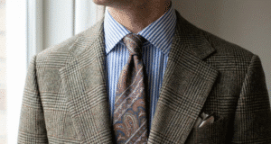 Raštų derinimas: 3 auksinės taisyklės, kad neatrodytumėte chaotiškai vyras apsirengęs raštuotais drabužiais