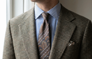 Raštų derinimas: 3 auksinės taisyklės, kad neatrodytumėte chaotiškai vyras apsirengęs raštuotais drabužiais