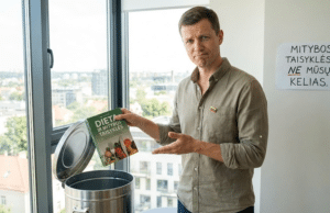 5 mitai apie sportą ir mitybą, kuriuos Tim Ferriss negailestingai griauna vyras išmeta dietų knygą į šiukšlinę