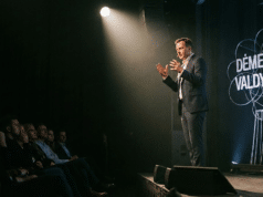 Istorijų pasakojimo galia: kodėl faktai informuoja, o istorijos – parduoda vyras prieš auditoriją kalba apie dėmesio valdymą