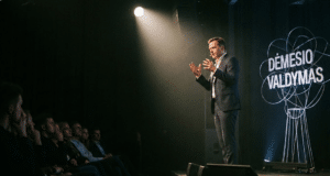 Istorijų pasakojimo galia: kodėl faktai informuoja, o istorijos – parduoda vyras prieš auditoriją kalba apie dėmesio valdymą