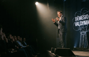 Istorijų pasakojimo galia: kodėl faktai informuoja, o istorijos – parduoda vyras prieš auditoriją kalba apie dėmesio valdymą