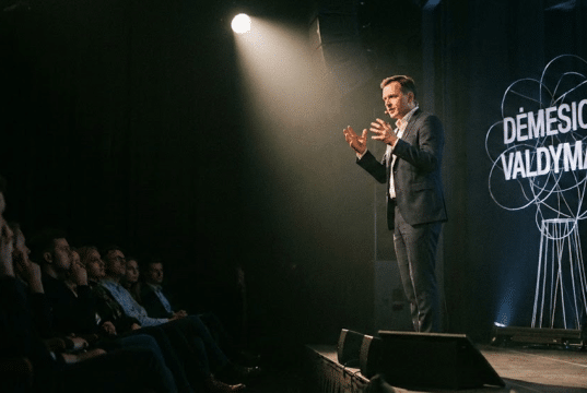 Istorijų pasakojimo galia: kodėl faktai informuoja, o istorijos – parduoda vyras prieš auditoriją kalba apie dėmesio valdymą