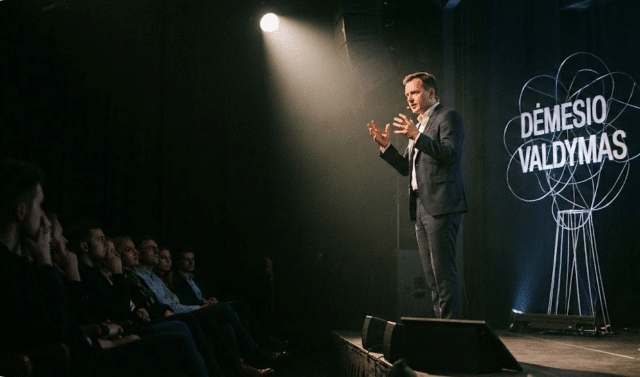 vyras prieš auditoriją kalba apie dėmesio valdymą