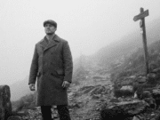 Kliūtis yra kelias: senovės filosofija, padedanti šiuolaikiniam vyrui laimėti vyras stovi kelyje rūke