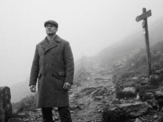 Kliūtis yra kelias: senovės filosofija, padedanti šiuolaikiniam vyrui laimėti vyras stovi kelyje rūke