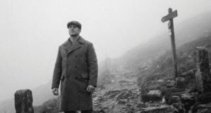 Kliūtis yra kelias: senovės filosofija, padedanti šiuolaikiniam vyrui laimėti vyras stovi kelyje rūke