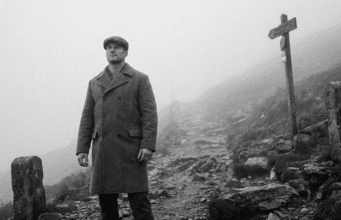 Kliūtis yra kelias: senovės filosofija, padedanti šiuolaikiniam vyrui laimėti vyras stovi kelyje rūke