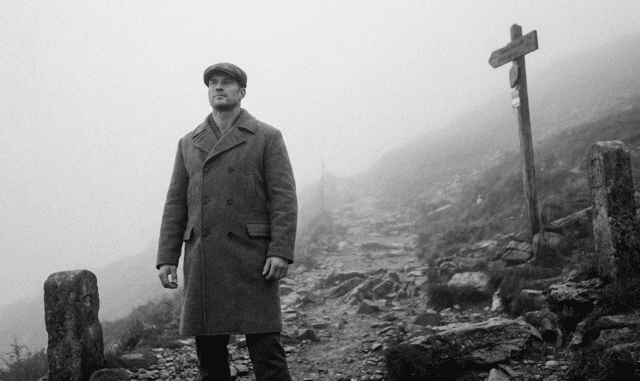 vyras stovi kelyje rūke