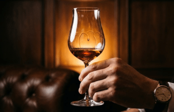 Konjakas ir jo ragavimas: kaip tapti tikru žinovu ir vengti klaidų vyro ranka laiko konjako taurę