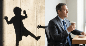 Berniuko psichologija: Kodėl daugelis vyrų taip ir neužauga? nuotraukoje subrendęs vyras sėdi ir berniuko šešėlis ant sienos