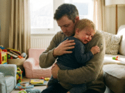 Kaip suvaldyti vaiko emocijas: Inžinieriaus gidas tėvams tėtis apkabinęs ramina savo verkiantį vaiką