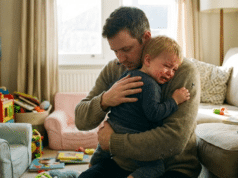 Kaip suvaldyti vaiko emocijas: Inžinieriaus gidas tėvams tėtis apkabinęs ramina savo verkiantį vaiką