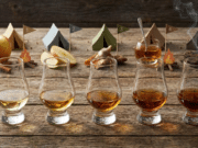 Ne tik „Single Malt“: kaip išsirinkti viskį pagal „Skonio stovyklas“ viskio taurės su skirtingos rūšies viskiu