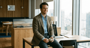 Business Casual: Kaip atrodyti profesionaliai be kostiumo (ir kodėl „polo“ marškinėliai nėra išeitis) vyras apsirengęs business casual stiliumi