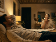 Seksualinis potraukis poroje: kodėl Jūsų partnerė retai rodo iniciatyvą? vyras guli lovoje, moteris atlieka vakarinį veido priežiūros ritualą