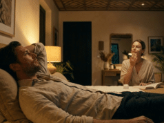 Seksualinis potraukis poroje: kodėl Jūsų partnerė retai rodo iniciatyvą? vyras guli lovoje, moteris atlieka vakarinį veido priežiūros ritualą