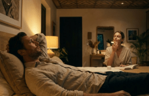 Seksualinis potraukis poroje: kodėl Jūsų partnerė retai rodo iniciatyvą? vyras guli lovoje, moteris atlieka vakarinį veido priežiūros ritualą