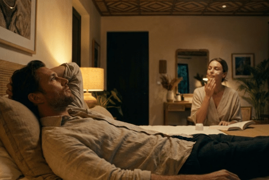 Seksualinis potraukis poroje: kodėl Jūsų partnerė retai rodo iniciatyvą? vyras guli lovoje, moteris atlieka vakarinį veido priežiūros ritualą