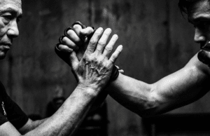 Wing Chun: Mirtina kova ankštose erdvėse. Išsami „lipnių rankų“ ir Yip Mano palikimo analizė wingchun kovos fragmentas