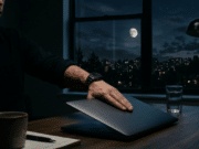 Kodėl ramybė naktį yra geriau už tobulą matematiką dieną: kaip išvengti finansinių klaidų Vyro ranka ryžtingai uždaro nešiojamąjį kompiuterį